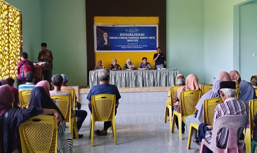 Teguh Iswara Salurkan Program Bedah Rumah untuk 70 Keluarga di Barru